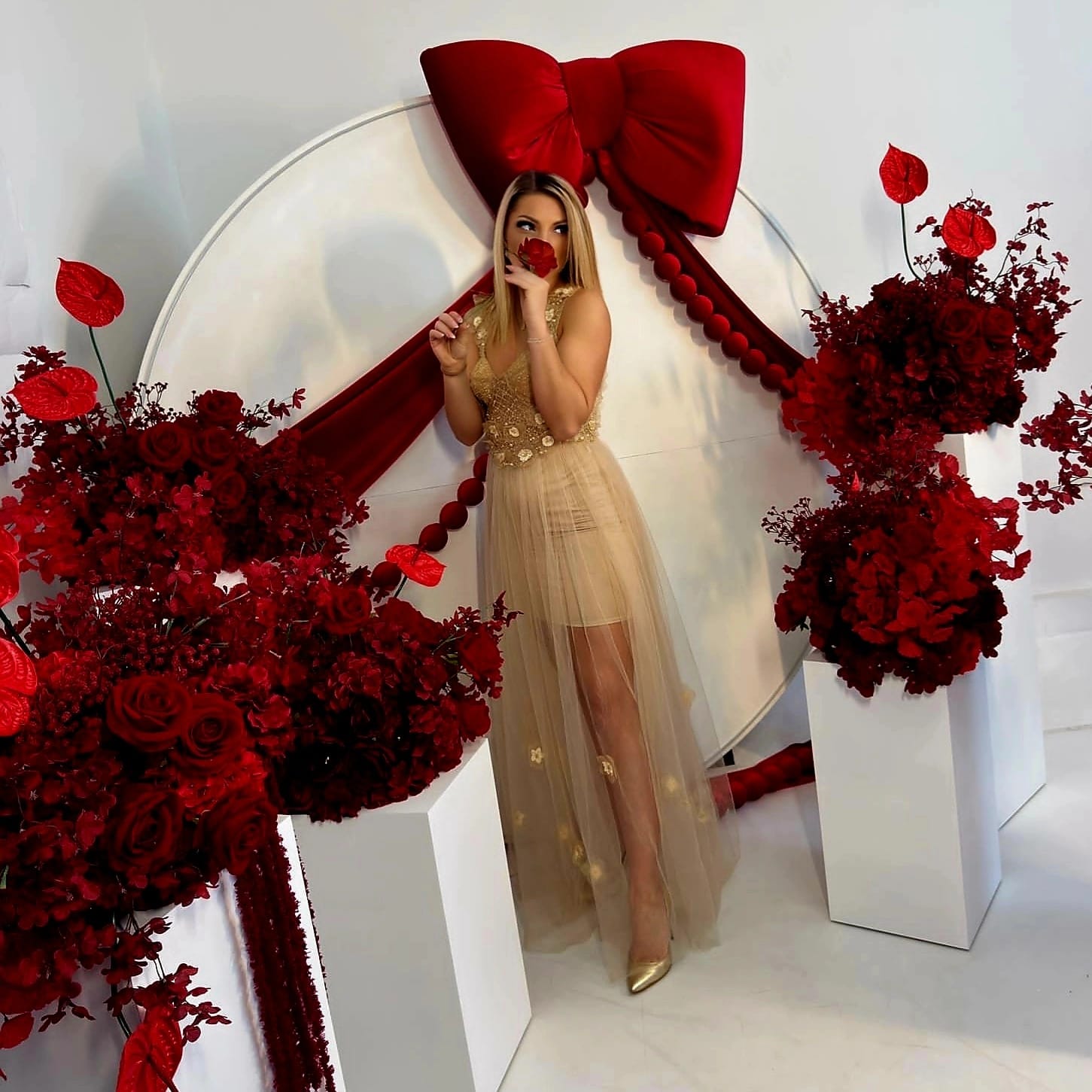 Adela Zaharia într-un decor floral roșu pentru un proiect de eveniment premium Piedestal Society